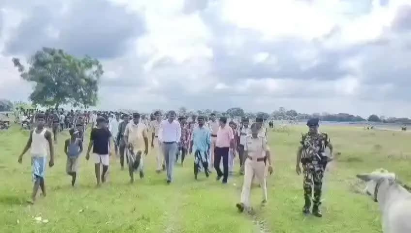 पोठिया: पोठिया के सिंघिमारी गांव में सरकारी भूमि को लेकर दो गुटों के बीच तनाव मौके पर पहुंचे प्रशासनिक अधिकारी