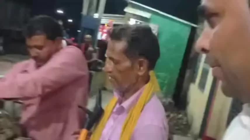 रामनगर: पश्चिम चंपारण के हरी नगर रेलवे स्टेशन के टिकट काउंटर से निकाला विशाल अजगर मची अफरा तफरी