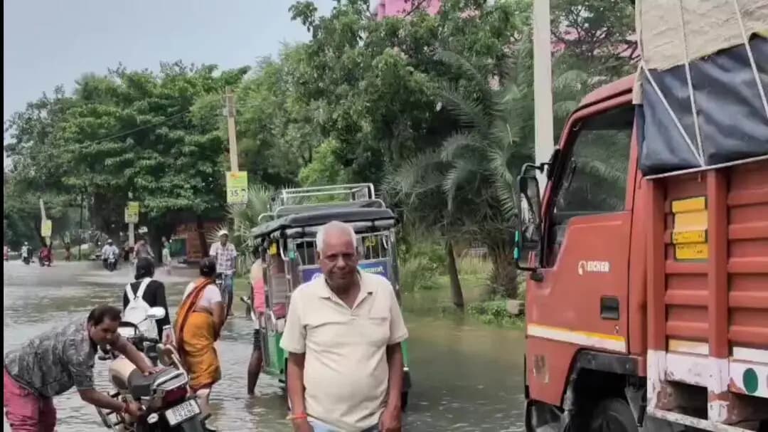 आरा: गंगा के जलस्तर में लगातार वृद्धि के कारण आरा-बक्सर मुख्य मार्ग पर चढ़ा बाढ़ का पानी