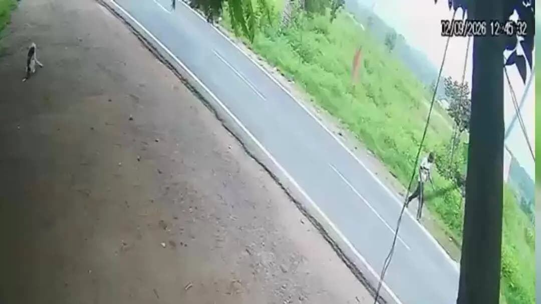 खूंटी: खूंटी में तजना लाइन होटल के सामने हुई बस-मोटरसाइकिल टक्कर का सीसीटीवी फुटेज जारी