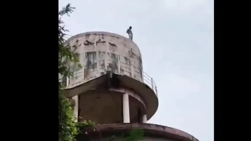 नेपानगर: नेपानगर के पिपराणा में शराब के नशे में पानी की टंकी पर चढ़ा युवक, सोशल मीडिया पर वीडियो वायरल