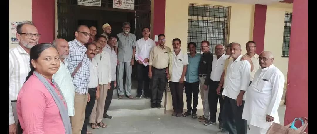 बुरहानपुर नगर: शिक्षक दिवस से पहले शिक्षकों ने वेतन की मांग को लेकर जिला शिक्षा अधिकारी को सौंपा ज्ञापन