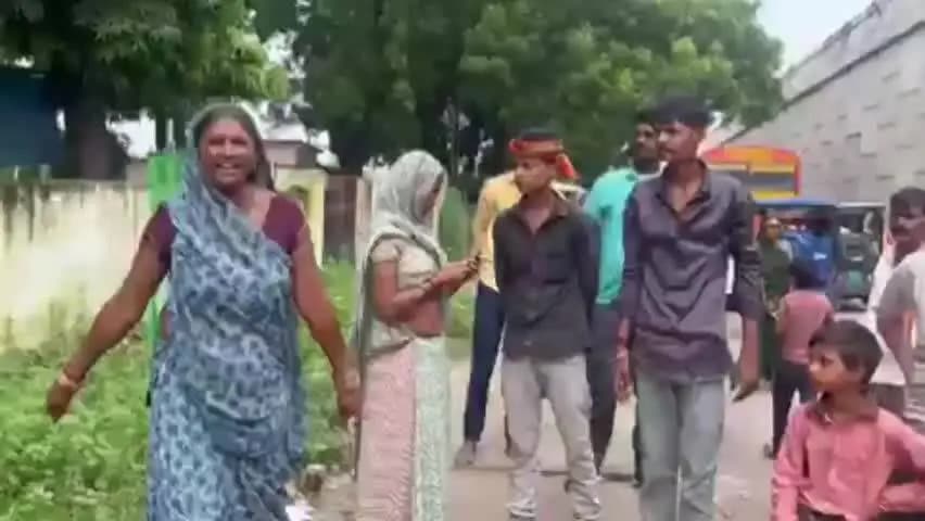 सिराथू: बेटे की लाश सैनी थाने के गेट पर रखकर परिवार ने किया हंगामा, गाँव के लोगों पर हत्या का आरोप, पुलिस पर बदसलूकी का आरोप