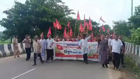 সাব্রুম: সাতচাঁদে মিছিল সংগঠিত করে নমিনেশন জমা দিলেন বামফ্রন্ট মনোনীত সিপিআই(এম) প্রার্থীরা