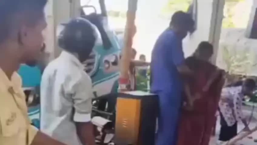 കണയന്നൂർ: കൊച്ചി: കുമ്പളം ടോൾ പ്ലാസയിൽ സ്വകാര്യ ബസ് ഇടിച്ചുകയറി 23 യാത്രക്കാർക്ക് പരിക്ക്.