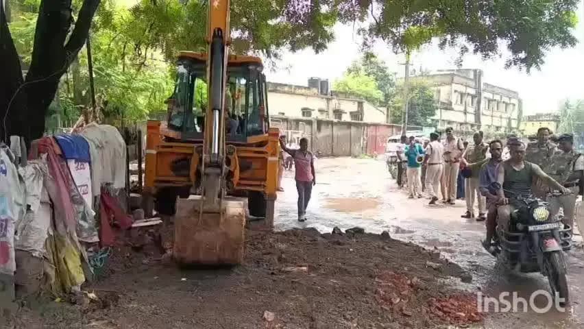 जमालपुर: रेलवे की जमीन से हटा अतिक्रमण, स्टेशन चौक से साईं धाम तक चला बुलडोजर