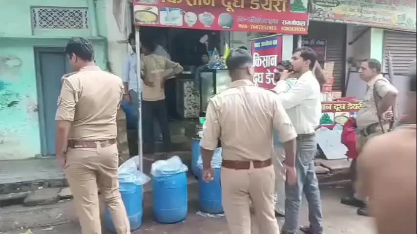 मौदहा: मौदहा में खाद्य सुरक्षा विभाग की टीम ने डेयरी प्रतिष्ठानों का निरीक्षण किया, नमूने जांच के लिए भेजे