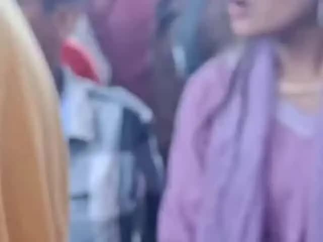 गोरखपुर: रुस्तमपुर चौराहे के पास विवाद: ई-रिक्शा में महिला से उलझीं दो लड़कियां, गले पर हाथ डालने और सूट फाड़ने का आरोप
