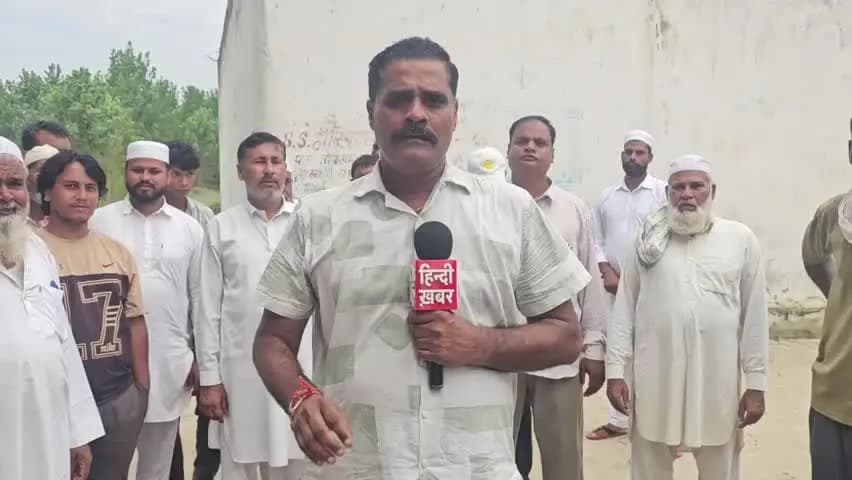 स्वार: बाढ़ प्रभावित गांव पसियापुर पहुंचे जिलाधिकारी अजय कुमार द्विवेदी, ग्रामीणों को बांटी राशन सामग्री