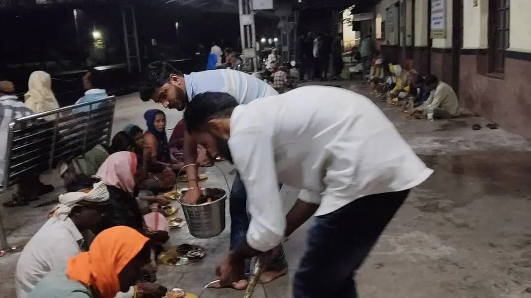 ग्राम-चीचली निवासी गोपाल सिंह पटेल द्वारा माताजी स्व.पार्वती बाई पटेल की गंगाजली उपरांत जरूरतमंदों को भी कराए गए भोजन।