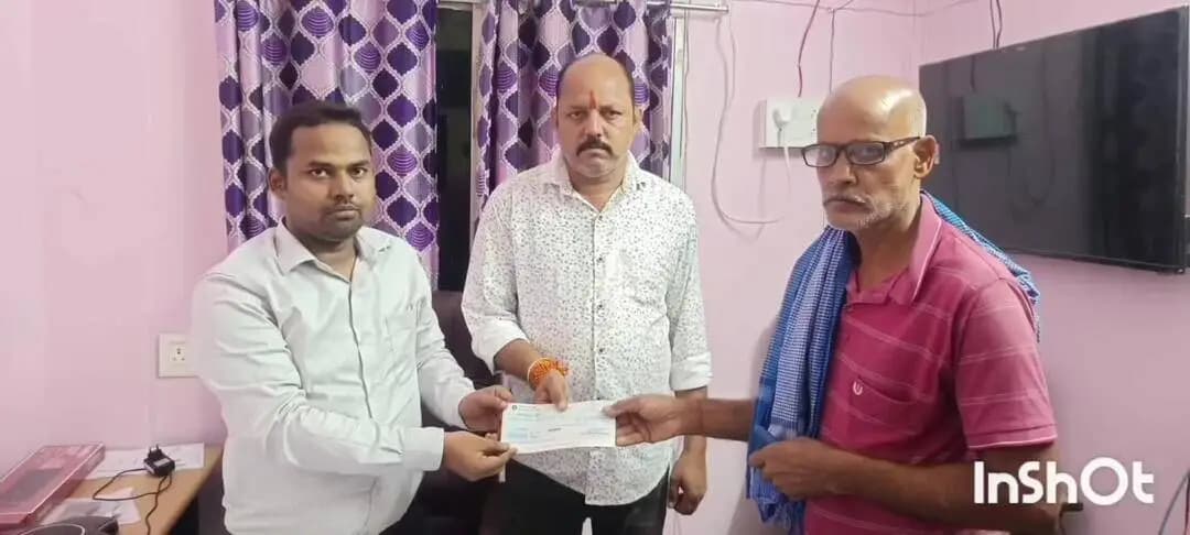संग्रामपुर: हनुमाना डैम हादसा: मृत दो युवकों के परिजनों को मिले चार-चार लाख के चेक