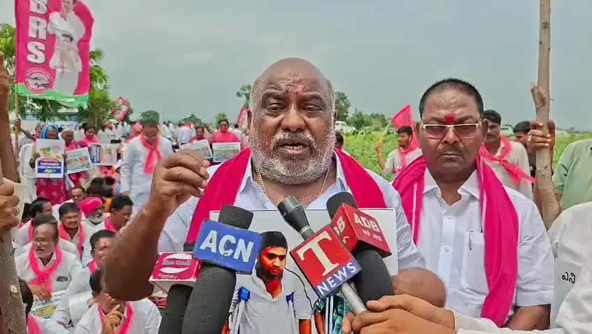 అదిలాబాద్ అర్బన్: ఆరు గ్యారంటీల అమలులో కాంగ్రెస్ విఫలం:మాజీ మంత్రి జోగు రామన్న
మాకోడా వద్ద బీఆర్ఎస్ ఆధ్వర్యంలో వంటావార్పు.. మహిళల నిరసన