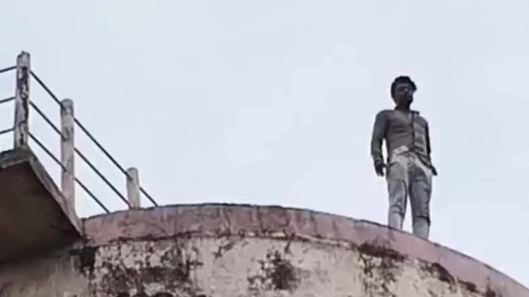 बुरहानपुर नगर: शराब के नशे में पानी की टंकी पर चढ़ा युवक, शोले के वीरू की याद दिलाई