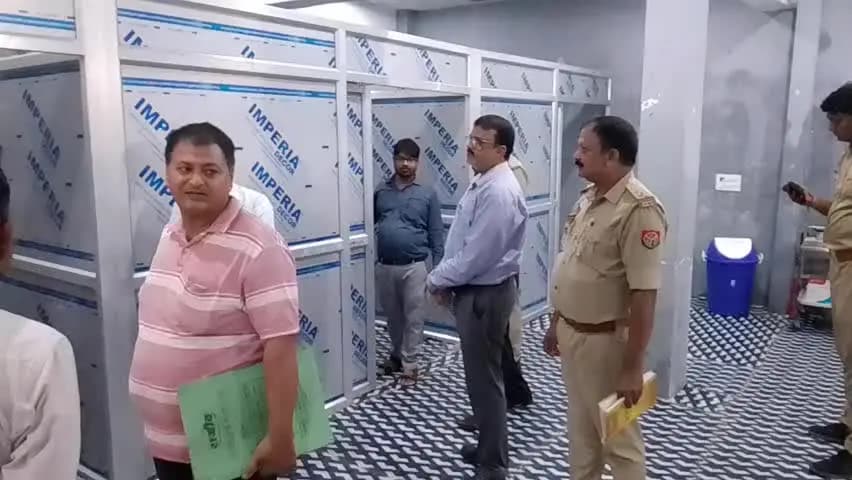 बबेरू: बबेरू कस्बे के बांदा रोड स्थित एस हॉस्पिटल को मानक के अनुरूप न पाए जाने पर अपर सीएमओ व सीएचसी अधीक्षक ने किया सील