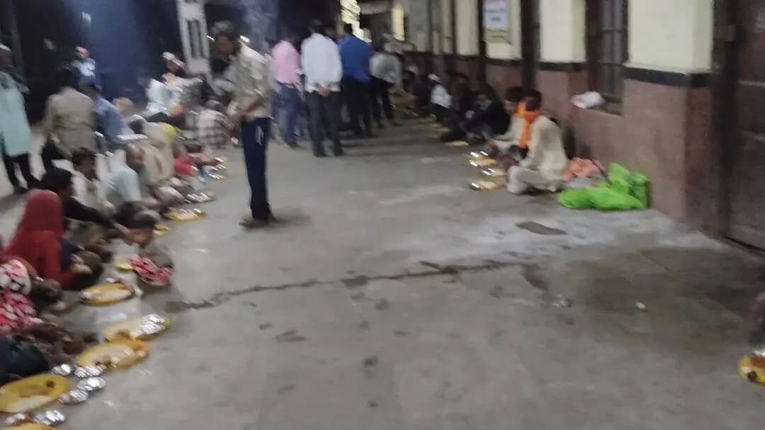 सोहागपुर: तारिक कुरैशी (जिम्मी भाई) एडवोकेट ने अपने साले स्व. धनंजय दुबे की जन्म जयंती पर जरूरतमंद गरीबों को कराए भोजन।