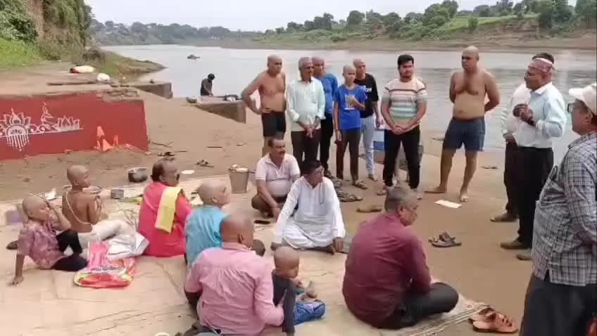 बुरहानपुर: ताप्ती सेवा समिति ने नदी में पूजन सामग्री, पन्नी न डालने की अपील की; कर्मकांड के बाद ताप्ती स्वच्छता का संदेश दिया
