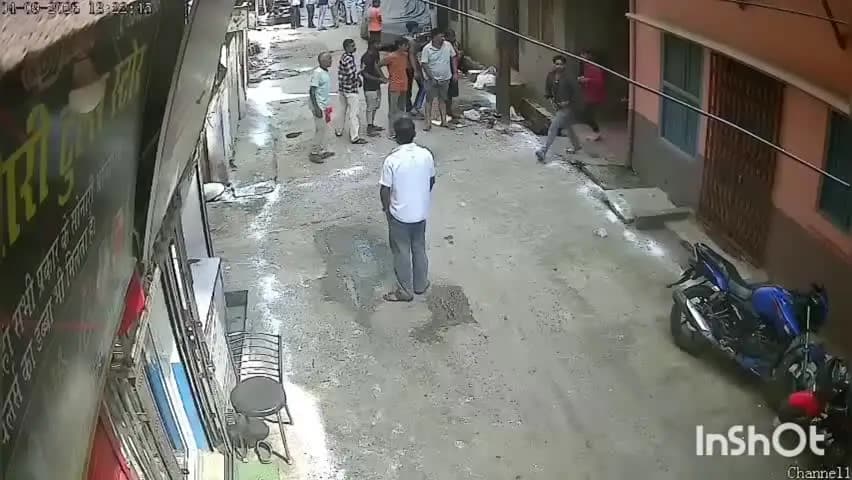 मुंगेर: मुंगेर में दिनदहाड़े दुकान पर गोलीबारी, धमकी के बाद हथियार लेकर पहुंचे बदमाश, घटना CCTV में कैद