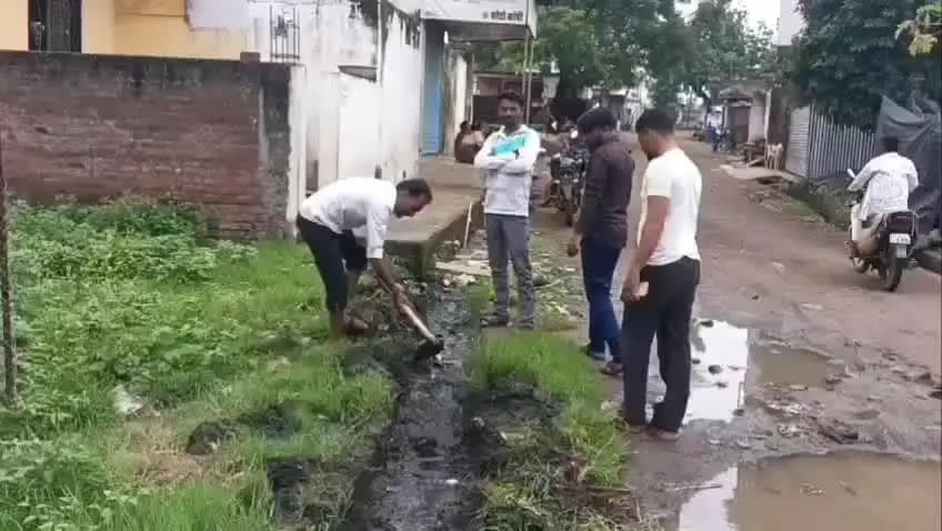 नेपानगर: सिरपुर में गंदगी का अंबार, ग्रामीण खुद नालियों की सफाई करने को मजबूर