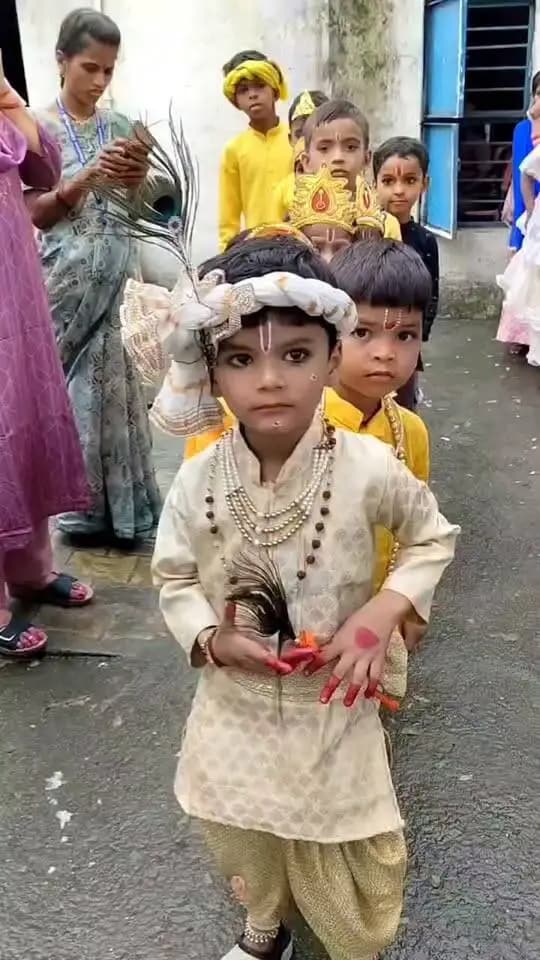 जिले के सभी विद्यालयों में उत्साह एवं उल्लास के साथ मनाया गया श्रीकृष्ण जन्माष्टमी पर्व
राधा-कृष्ण की वेशभूषा में सजे नन्हे-मुन्ने, मटकी फोड़, रंगोली सहित विभिन्न सांस्कृतिक कार्यक्रमों का हुआ आयोजन
सिंगरौली, 4 सितम्बर 2026। जिले के विभिन्न शासकीय एवं अशासकीय विद्यालयों में श्रीकृष्ण जन्माष्टमी का पर्व उत्साह, उमंग एवं उल्लास के साथ मनाया गया। इस अवसर पर विद्यालयों में भगवान श्रीकृष्ण के जीवन, बाल स्वरूप एवं उनके आदर्शों पर आधारित विभिन्न सांस्कृतिक एवं रचनात्मक कार्यक्रम आयोजित किए गए।
इसी क्रम में सांदीपनी विद्यालय में जन्माष्टमी पर्व के अवसर पर विशेष कार्यक्रम आयोजित किया गया। विद्यालय के नन्हे-मुन्ने छात्र-छात्राएं भगवान श्रीकृष्ण एवं राधा की मनमोहक वेशभूषा में सजकर पहुंचे। बच्चों ने राधा-कृष्ण के स्वरूप में आकर्षक प्रस्तुतियां देकर सभी का मन मोह लिया। विद्यालय परिसर में मटकी फोड़ प्रतियोगिता का आयोजन किया गया, जिसमें विद्यार्थियों ने उत्साहपूर्वक सहभागिता की। वहीं रंगोली प्रतियोगिता में विद्यार्थियों ने अपनी रचनात्मक एवं कलात्मक प्रतिभा का प्रदर्शन करते हुए आकर्षक रंगोलियां सजाईं।
जिले के अन्य विद्यालयों में भी श्रीकृष्ण जन्माष्टमी के अवसर पर गीत, नृत्य, नाट्य, भजन एवं सांस्कृतिक प्रस्तुतियों का आयोजन किया गया। विद्यार्थियों ने भगवान श्रीकृष्ण के बाल स्वरूप, उनके जीवन प्रसंगों तथा श्रीमद्भगवद्गीता के संदेश पर आधारित प्रस्तुतियों के माध्यम से प्रेम, सद्भाव, कर्म, धर्म एवं सत्य का संदेश दिया। विद्यालयों में आयोजित कार्यक्रमों से वातावरण भक्तिमय एवं उत्सवपूर्ण बना रहा।
विद्यालय प्रबंधन एवं शिक्षकों ने विद्यार्थियों को जन्माष्टमी की शुभकामनाएं देते हुए कहा कि भारतीय संस्कृति एवं परंपराओं से जुड़े ऐसे आयोजन विद्यार्थियों को अपनी सांस्कृतिक विरासत से परिचित कराने के साथ ही उनमें रचनात्मकता, आत्मविश्वास एवं कलात्मक प्रतिभा के विकास में सहायक होते हैं। विभिन्न प्रतियोगिताओं एवं सांस्कृतिक कार्यक्रमों के माध्यम से विद्यार्थियों को अपनी प्रतिभा प्रदर्शित करने का अवसर भी प्राप्त हुआ।
जन्माष्टमी पर्व के अवसर पर जिले के विभिन्न विद्यालयों में शिक्षक-शिक्षिकाएं, छात्र-छात्राएं एवं अभिभावक उपस्थित रहे। सभी ने उत्साहपूर्वक सहभागिता करते हुए भगवान श्रीकृष्ण के आदर्शों एवं श्रीमद्भगवद्गीता के संदेश को अपने जीवन में अपनाने का संकल्प लिया।
Jansampark Madhya Pradesh