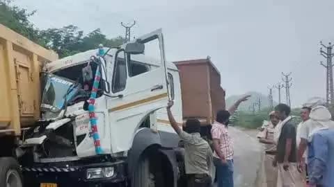 नीम का थाना: पाटन में दो ट्रेलरों की टक्कर, ड्राइवर गंभीर रूप से घायल