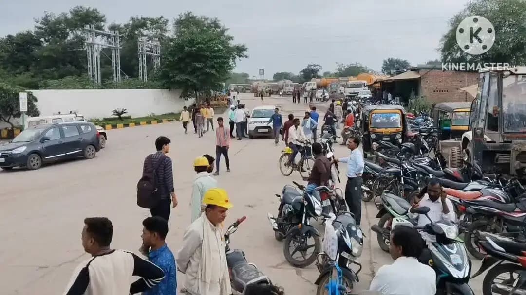 रघुराजनगर नगरी: KJS सीमेंट प्लांट गेट पर 6 घंटों से शव रखकर प्रदर्शन, फैक्ट्री ने मदद का आश्वासन दिया
