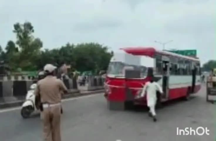 एत्मादपुर: सुधा नर्सरी-रामबाग पुल NH-19 पर सड़क पर बसें खड़ी कर सवारी भरने वालों पर ट्रैफिक पुलिस ने की कार्रवाई
