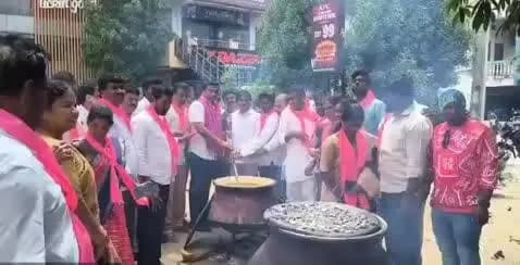 మేడ్చల్: మేడ్చెల్ జాతీయ రహదారిపై బిఆర్ఎస్ నాయకులు వంట వార్పు కార్యక్రమం