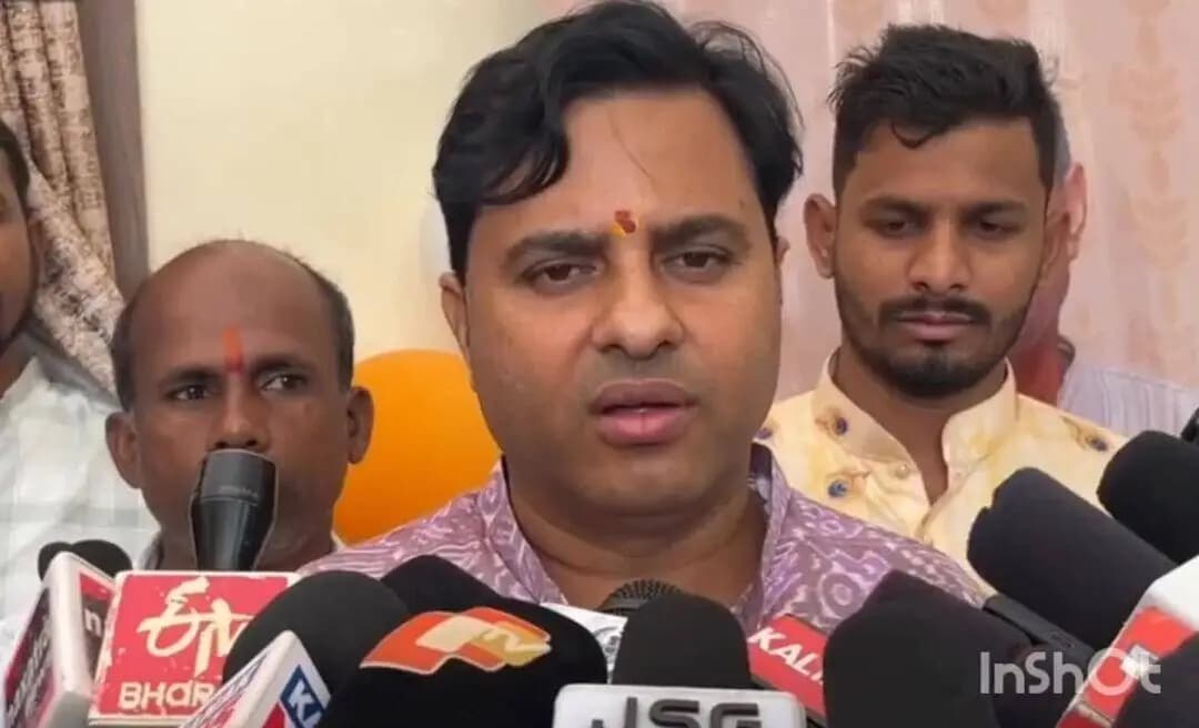 ଝାରସୁଗୁଡା: ସିଏମ୍-କିଷାନ' ରବି ଋତୁ ୨୦୨୬-୨୭ ସହାୟତା ବଣ୍ଟନ କାର୍ଯ୍ୟକ୍ରମରେ ଯୋଗଦେଲେ ଝାରସୁଗୁଡ଼ା ବିଧାୟକ ଟଙ୍କଧର ତ୍ରିପାଠୀ