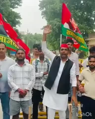 बरहज: देवरिया के बरहज क्षेत्र में बारा दीक्षित के पास सड़क पर बने गड्ढों को लेकर सपाइयों ने किया जोरदार प्रदर्शन