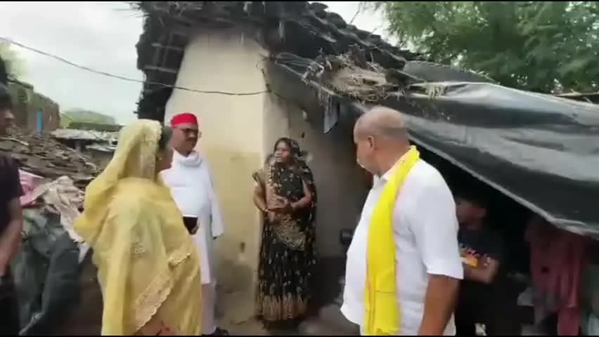 बबेरू: बबेरू क्षेत्र के बाढ़ प्रभावित गांव का दौरा कर बांदा चित्रकूट सांसद, पूर्व मंत्री ने पीड़ित लोगों की सुनी समस्या