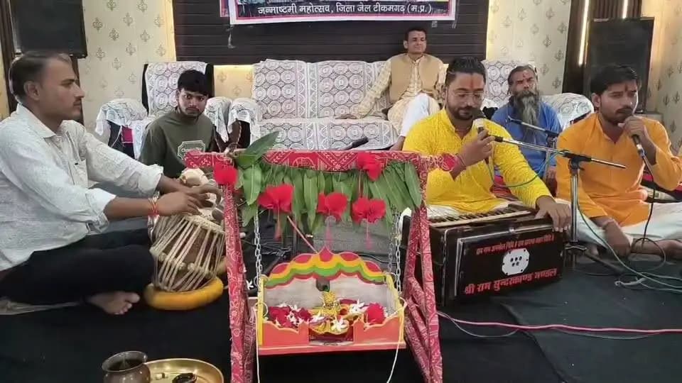 जिला जेल टीकमगढ़ में हर्षोल्लास से मनाया गया श्रीकृष्ण जन्माष्टमी पर्व
-
शासन के निर्देशानुसार जिले में श्रीकृष्ण जन्माष्टमी का पर्व हर्षोल्लास एवं उत्साह के साथ मनाया गया। इसीक्रम में जन्माष्टमी के अवसर पर जिला जेल टीकमगढ़ में विशेष कार्यक्रम का आयोजन किया गया। इस दौरान बंदी कृष्ण भक्ति में झूमते और नृत्य करते नजर आए। जेल परिसर में भक्तिमय और उत्साहपूर्ण माहौल देखने को मिला।
जिला जेल अधीक्षक श्री यजुवेन्द्र वाघमारे ने श्रीकृष्ण जन्माष्टमी के पावन अवसर पर सभी को शुभकामनाएँ देते हुये कहा कि श्रीमद्भागवतगीता में भगवान श्रीकृष्ण का अमर संदेश कर्म के प्रति निष्ठा, विवेक, धैर्य और लोककल्याण की प्रेरणा देता है।
इस अवसर पर जेलर श्री एके शुक्ल ने कहा कि भगवान श्रीकृष्ण की कृपा से सुख, शांति, समृद्धि और खुशहाली बनी रहे तथा प्रत्येक परिवार के जीवन में आनंद, आशा और नई ऊर्जा का संचार हो। कार्यक्रम में जेल स्टॉफ तथा बंदीगण उपस्थित रहे।
Jansampark Madhya Pradesh
#KrishnaJanmashtami
#JansamparkMP
#jansampartikatikamgarh
#tikamgarh