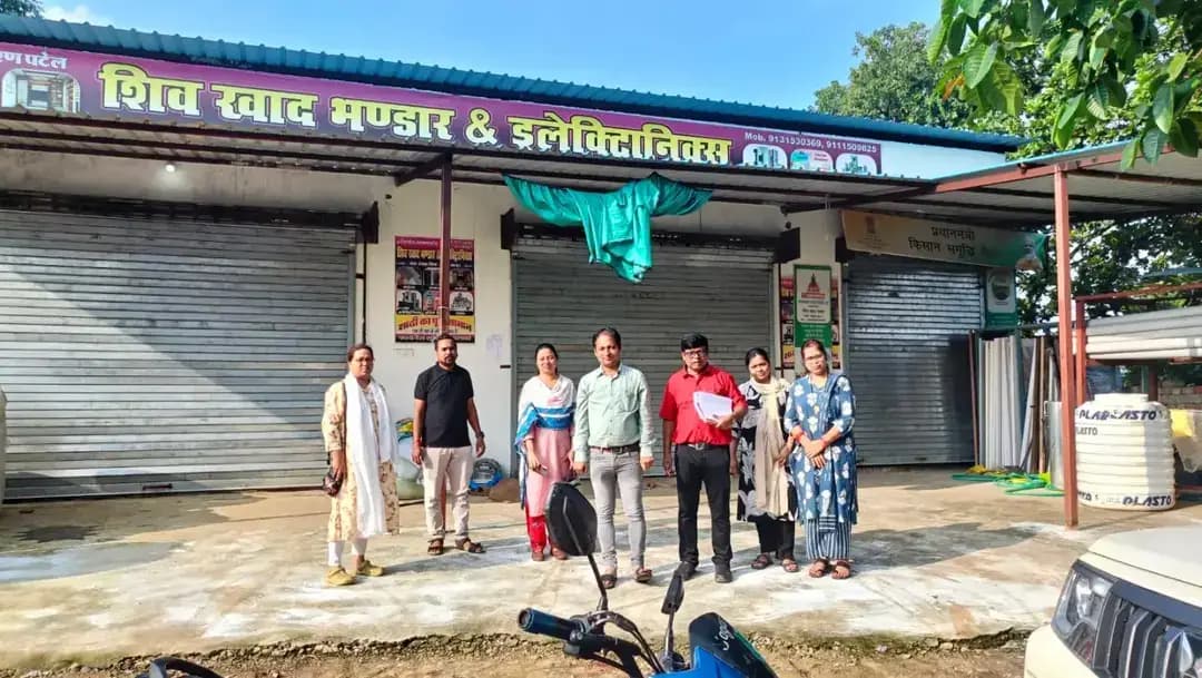 कलेक्टर श्री कुणाल दुदावत के निर्देश पर किसानों को गुणवत्तायुक्त उर्वरक एवं कीटनाशक दवाएं उपलब्ध कराने तथा कृषि आदानों की बिक्री में अनियमितता, कालाबाजारी एवं ओवर-रेटिंग पर प्रभावी नियंत्रण के उद्देश्य से जिला स्तरीय निरीक्षण दल द्वारा आज विकासखंड कटघोरा एवं पोड़ी उपरोड़ा क्षेत्र में उर्वरक एवं कीटनाशक विक्रय प्रतिष्ठानों का औचक निरीक्षण किया गया।
जांच के दौरान प्रतिष्ठानों में अनियमितताएं एवं कमियां पाए जाने पर कृषि विभाग द्वारा नियमानुसार तत्काल कार्रवाई की गई।
#KorbaDistrict
#Chhattisgarh