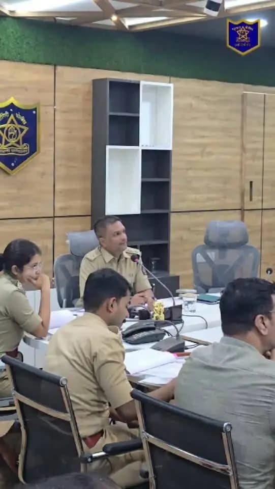 पोलीस अधीक्षक कार्यालय, रत्नागिरी येथे मा. पोलीस अधीक्षक श्री. नितीन बगाटे (भा.पो.से.) यांच्या मार्गदर्शनाखाली सर्व गणेश मंडळांची बैठक आयोजित करण्यात आली.
यावेळी उपविभागीय पोलीस अधिकारी श्रीमती अरांक्षा यादव , परि. पोलीस उपअधीक्षक श्री. अभिजीत थोरात तसेच सर्व पोलीस अधिकारी व अंमलदार उपस्थित होते.
बैठकीदरम्यान गणेश मंडळांच्या समस्या व सूचना जाणून घेऊन त्यांचे योग्य ते निराकरण करण्यात आले. तसेच नियमांचे पालन करून आगामी सण-उत्सव आनंदात, शांततेत व सुरक्षित वातावरणात साजरा करण्याबाबत आवश्यक त्या सूचना देण्यात आल्या.
CMO MAHARASHTRA Devendra Fadnavis Eknath Shinde - एकनाथ शिंदे Sunetra Pawar उदय सामंत Yogesh Ramdas Kadam महाराष्ट्र पोलीस | Maharashtra Police IGP Konkan Range #ganeshutsav #awareness #unity #ratnagiri #ratnagiripolice
