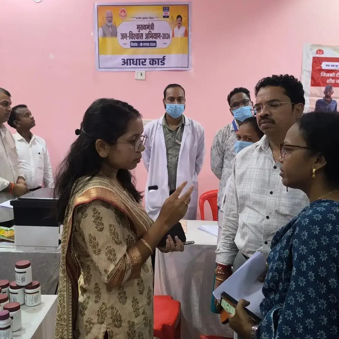 मुख्यमंत्री जन-विश्वास अभियान-2026 के अंतर्गत जिला पंचायत अनूपपुर की मुख्य कार्यपालन अधिकारी श्रीमती अर्चना कुमारी ने नगर परिषद जैतहरी में आयोजित शिविर का अवलोकन किया एवं प्राप्त जन-आवेदनों के त्वरित निराकरण के निर्देश दिए।
इसके पश्चात उन्होंने ग्राम पंचायत गोबरी, गौरेला एवं झांईताल का स्थलीय निरीक्षण किया। निरीक्षण के दौरान पंचायतों में रिकॉर्ड संधारण, साफ़-सफ़ाई और बुनियादी संसाधनों की स्थिति जांची
नल-जल योजना, निर्माण कार्यों की गुणवत्ता, विद्युत व्यवस्था एवं पौधारोपण कार्यों का जायजा लिया गया।
ग्रामीणों से चर्चा कर योजनाओं की ज़मीनी हकीकत और विकास कार्यों का फीडबैक प्राप्त किया।
#anuppur
@jansamparkmp