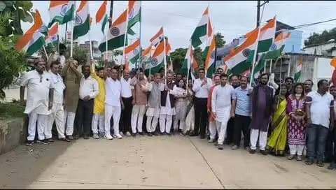 🇮🇳 हर घर तिरंगा अभियान | भव्य तिरंगा रैली 🇮🇳
आज़ादी के पावन पर्व के उपलक्ष्य में, आइए हम सब मिलकर राष्ट्रध्वज तिरंगे के सम्मान में कदम से कदम मिलाएं और अनूपपुर को देशभक्ति के रंग में रंग दें!
तुलसी महाविद्यालय से स्मार्ट सिटी अनूपपुर तक भव्य तिरंगा रैली का आयोजन किया जा रहा है। रैली का नेतृत्व मध्य प्रदेश शासन के कुटीर एवं ग्रामोद्योग विभाग के राज्य मंत्री (स्वतंत्र प्रभार) श्री दिलीप जायसवाल एवं कलेक्टर श्री रत्नाकर झा कर रहे हैं
📍हाथों में तिरंगा, दिल में देशभक्ति का जज़्बा—आइए, राष्ट्र गौरव के इस महापर्व के साक्षी बनें!
🇮🇳 जय हिंद! भारत माता की जय! 🇮🇳
#anuppur
@jansamparkmp