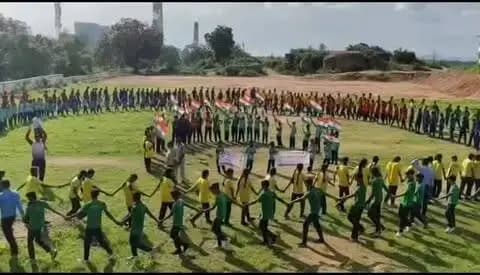 'हर घर तिरंगा' अभियान
मॉडल स्कूल जैतहरी के विद्यार्थियों ने बनाई मानव श्रृंखला
हर घर तिरंगा अभियान के अंतर्गत शासकीय मॉडल उच्चतर माध्यमिक विद्यालय जैतहरी के विद्यार्थियों ने हाथों में राष्ट्रध्वज थामकर भव्य मानव श्रृंखला बनाई।
छात्र-छात्राओं ने "हर घर तिरंगा, हर मन तिरंगा" और "विजई विश्व तिरंगा प्यारा" जैसे देशभक्ति के नारों से पूरा परिसर गुंजायमान कर दिया तथा आमजनों से अपने-अपने घरों में तिरंगा फहराने की अपील की।
#anuppur
@jansamparkmp