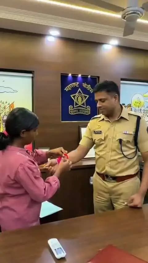 ❤️ नातं रक्ताचं नसतं… ते जपण्याचं असतं! ❤️
माननीय पोलीस अधीक्षक श्री. अतुल कुलकर्णी सर यांनी अनाथ मुलांसोबत रक्षाबंधन साजरे करून त्यांच्या चेहऱ्यावर आनंदाची आणि आपलेपणाची भावना फुलवली. 🥰
राखीच्या या पवित्र धाग्यातून माया, आपुलकी आणि सुरक्षिततेचा विश्वास देत समाजातील प्रत्येक मुलाच्या पाठीशी पोलीस दल सदैव उभे असल्याचा संदेश दिला. 🤝❤️
रक्षाबंधन… एका राखीपेक्षा कितीतरी मोठं नातं!
🫶 आपुलकीची राखी, विश्वासाची साथ!
#RakshaBandhan #AtulKulkarni #SolapurRuralPolice #PoliceWithHumanity #KhakiWithHeart SocialResponsibility RakshaBandhanCelebration PoliceFamily