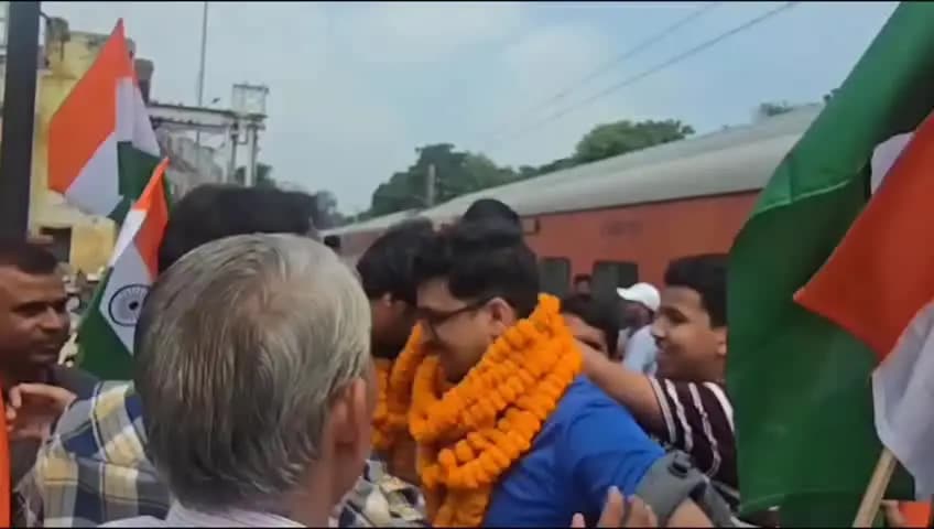 मधुपुर: दो सगे भाइयों ने बढ़ाया मधुपुर का मान, स्टेशन पर हुआ जोरदार स्वागत