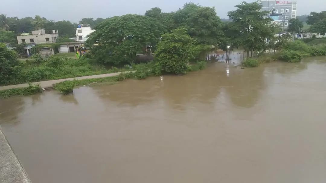 উদয়নারায়ণপুর: উদয়ননারায়ণপুরে জলস্তর কিছুটা কমল, সকাল ৬:৪৫ টার ছবি প্রকাশ