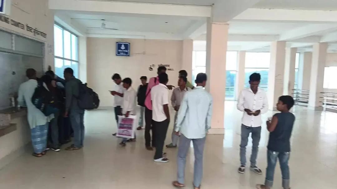 bibiganj railway station se karib
150 passenger amrit Bharat pakadne ke liye thakurganj jaraha he
bibiganj Stop nhai he