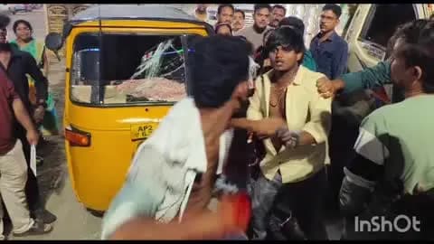 మణుగూరు: మణుగూరు మండల కేంద్రంలోని అంబేద్కర్ కూడలిలో హారన్ విషయంలో ముగ్గురు మధ్య ఘర్షణ