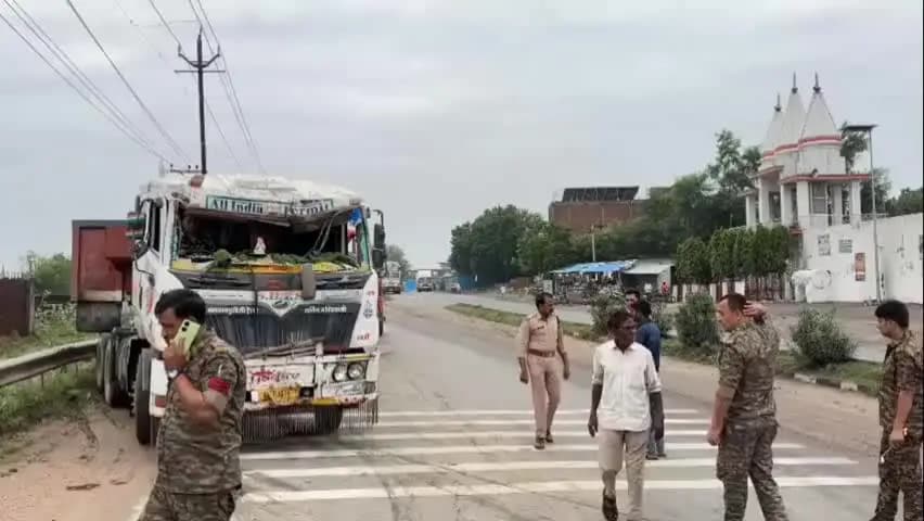 मुरैना: कृष्ण जन्म देखकर लौट रही तीन महिलाओं को घिरोना मंदिर के पास हाईवे पर तेज रफ्तार अनियंत्रित कंटेनर ने रौंदा, तीनों की मौत
