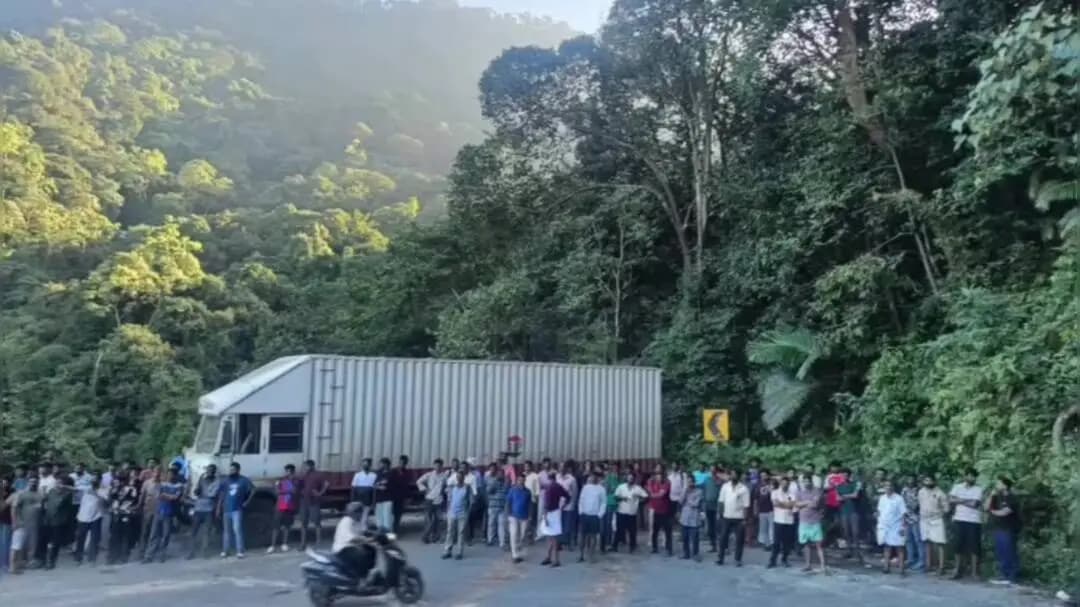 കോഴിക്കോട്: താമരശ്ശേരി ചുരത്തിലെ ലോറി നിയന്ത്രണം വിട്ടു, 5 മണിക്കൂറോളം ഗതാഗത തടസം