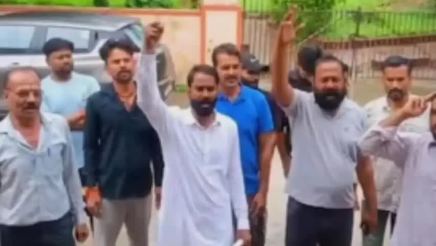 बूंदी: निर्दलीय उम्मीदवारों ने चुनाव चिन्ह चप्पल आवंटित करने के विरोध में कलेक्ट्रेट में किया हंगामा