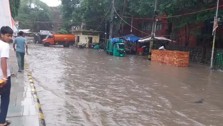 तुगलकाबाद गांव के स्कूल रोड पर बारिश से हुआ जलभराव, लोग परेशान