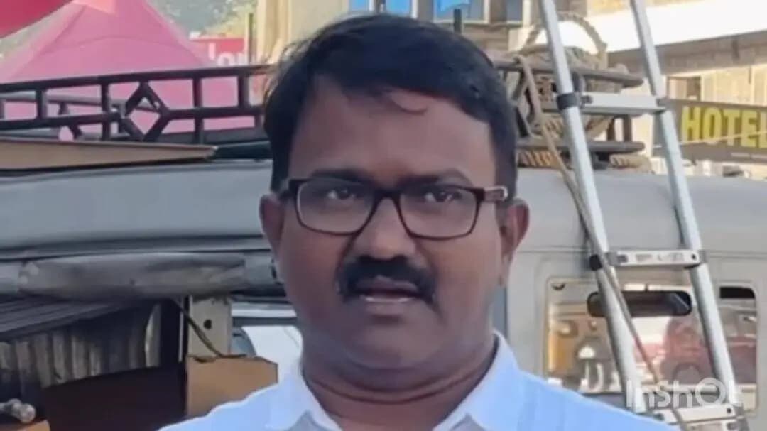 മീനച്ചിൽ: ഈരാറ്റുപേട്ടയിലെ റോഡുകൾ ഉടൻ പുനർനിർമിക്കുമെന്ന് നഗരസഭാ ചെയർമാൻ ഓഫീസിന് മുന്നിൽ പറഞ്ഞു
