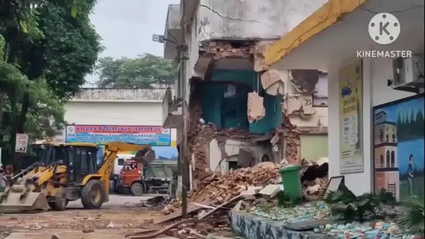 सहारनपुर: सहारनपुर कलेक्ट्रेट में मस्जिद पर कोर्ट से अपील खारिज होने के बाद प्रशासन ने चलाया बुलडोजर