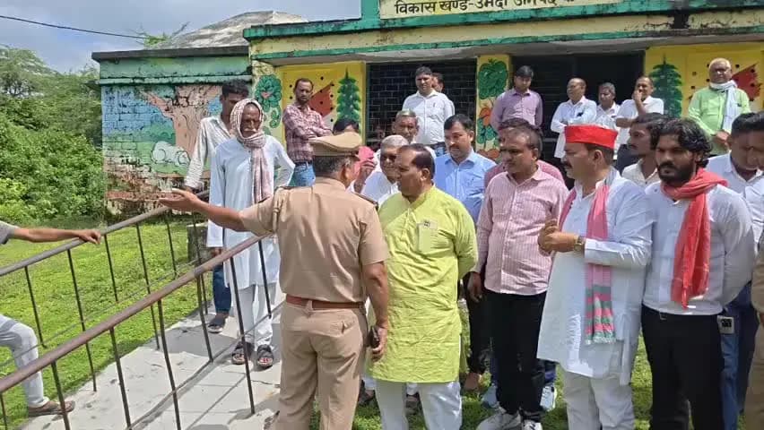 तिर्वा: भूनियापुर गांव में मर्ज विद्यालय में शिक्षक सम्मान को लेकर सपा नेताओं और पुलिस के बीच हुई नोकझोंक