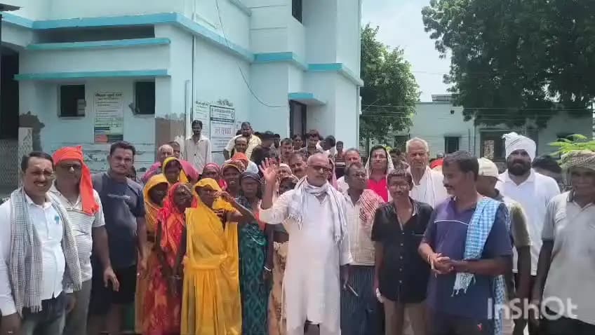 मखदुमपुर: केवटार गांव के ग्रामीण ट्रांसफार्मर की मांग को लेकर बिजली कार्यालय पहुंचे