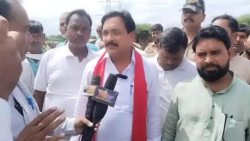 अजीतमल: सपा के दिबियापुर विधायक प्रदीप यादव ने अजीतमल में हुई हत्या पर उठाए सवाल, कहा- उत्तर प्रदेश की पुलिस पूरी तरह से फेल